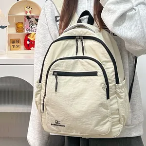 Detail van de crèmewitte nylon rugzak met JIANSANBAG-logo en zwarte ritsen voor dagelijks gebruik