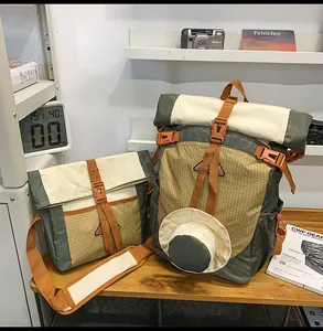 Nahaufnahme Outdoor-Rucksack-Set in Olivgrün mit Gittertextur und orangefarbenen Schnallen