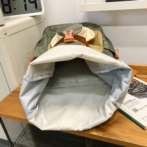 Outdoor-Rucksack in Olivgrün mit khakifarbenem Deckel und großem Innenfach mit Kordelzug
