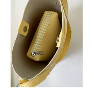 Sac seau jaune motif litchi avec pochette intérieure assortie vue de dessus