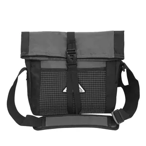 Minimalistische grau-schwarze Umhängetasche aus wasserdichtem Nylon mit Schnallenverschluss
