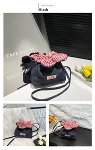 Detail der blauen Jeans-Beuteltasche mit rotem Karomuster und Erdbeer-Stickerei