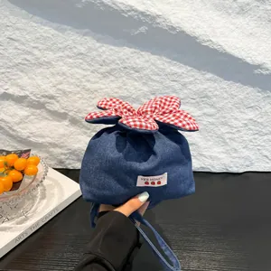Süße Denim Gingham Blume Umhängetasche Für Damen Kleine Erdbeer Aufnäher Eimer Handytasche Täglich Lässig Aufbewahrungstasche