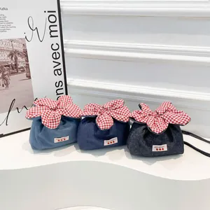 Drei Denim-Umhängetaschen mit karierten Blumen-Schleifen und Yes Honey Etikett-Detail