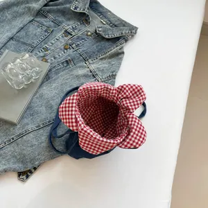 Süße Denim-Umhängetasche mit rot-weißem Karofutter und praktischem Kordelzug