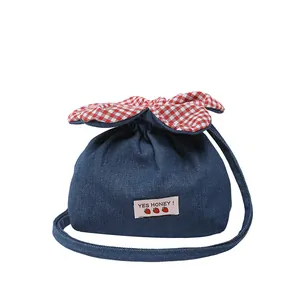 Süße blaue Jeans-Umhängetasche mit rotem Blumendekor und Erdbeer-Stoffabzeichen