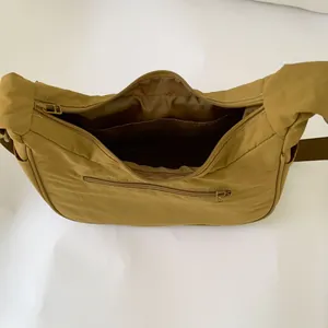 Sac bandoulière jaune moutarde en nylon avec poche intérieure zippée et texture quadrillée