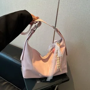Bolso Bandolera Hobo Grande de Cuero PU para Mujer Acabado Brillante Bolso de Mano con Lazo de Encaje Colgante Corazón Estilo Urbano