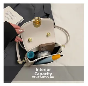 Vue intérieure du sac selle blanc montrant l'espace pour téléphone et produits cosmétiques