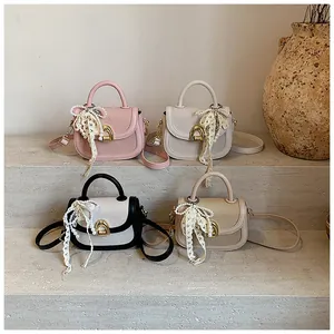 Détail de mini sacs tissés avec breloques nœud en perles sur marches en pierre