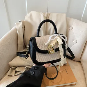 Sac à Épaule Selle Élégant pour Femme en Simili Cuir PU Tissé Avec Charme en Künstliche Perle et Dentelle Boucle en Fer à Cheval Vintage Sac Bandoulière