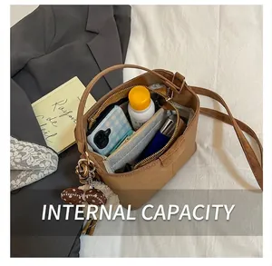 Innenkapazität der braunen Beuteltasche mit Platz für Handy, Kosmetik und Zubehör