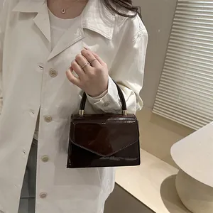 Mini sac à main élégant en cuir verni marron chocolat avec détails dorés et poignée