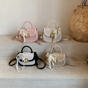 Sacs bandoulière tressés élégants avec nœuds en perles disponibles en quatre coloris
