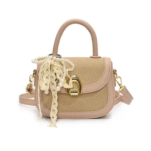 Sacoche en cuir rose et paille tressée avec nœud en perles et boucle fer à cheval