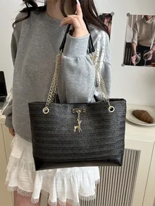 Grand sac cabas noir tressé avec bandoulière en chaîne dorée et pendentif cerf élégant