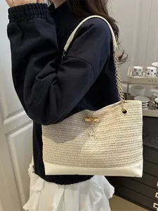 Sac cabas chic en paille tissée crème avec détails en cuir blanc et pendentif cerf