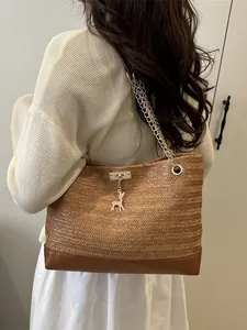 Sac fourre-tout en paille avec bandoulière en chaîne dorée et pendentif cerf