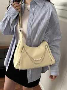 Minimalistische cremefarbene Halbmond-Schultertasche mit Perlenkette und weichem Leder