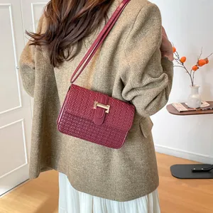 Sac à Bandoulière en Cuir PU Tissé pour Femmes Style Français Vintage Sac Sous le Bras Avec Boucle en Métal Doré
