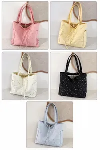 Detalle de bolsos tote de nailon con patrones de estrellas en rosa, amarillo, blanco y azul