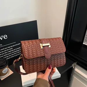 Petit sac à bandoulière tressé marron foncé avec boucle dorée et fine bandoulière