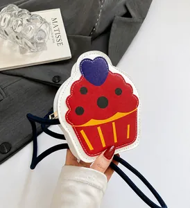 Detalle de bolso bandolera colorido con forma de cupcake con costuras y cremallera