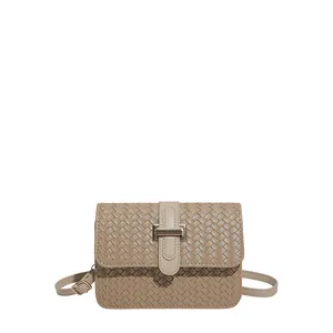 Sac à bandoulière tissé beige minimaliste avec boucle dorée et bandoulière