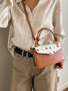 Sac à bandoulière marron et blanc à motif cerise avec deux poignées supérieures