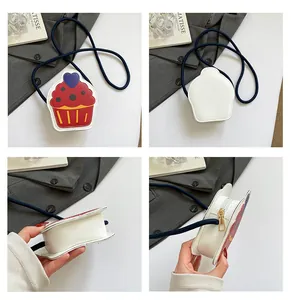 Detalles del mini bolso bandolera con forma de cupcake, correa azul y cremallera dorada