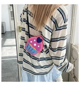 Vista trasera de una modelo con bolso bandolera rosa y azul con forma de cupcake