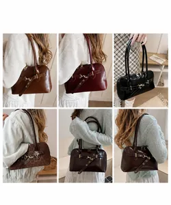 Collage von Modellen, die Vintage Muschel Handtaschen in verschiedenen Farben zeigen