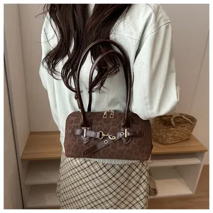 Nahaufnahme der Vintage Schultertasche mit Leopardenmuster, Wildlederoptik und Metallschnalle