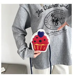 Détail du mini sac bandoulière en forme de cupcake en cuir PU rouge avec cœur bleu