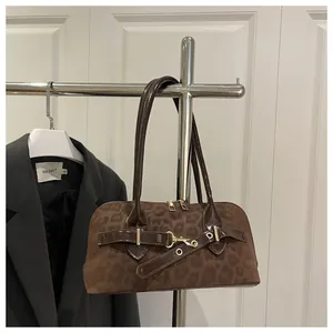 Detail der Handtasche mit Leopardenmuster, Goldbeschlägen und Lackleder-Besatz
