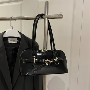Schwarze Lackleder-Muscheltasche mit Metallschnalle und dünnen Schultergurten