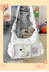 Detailaufnahme der weißen Star-Ita-Bag mit Sichtfenster und Plüschpuppen-Display