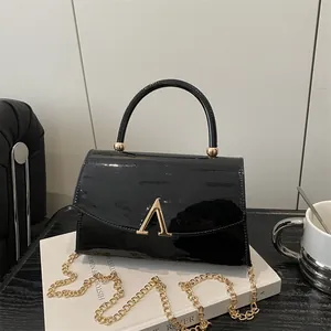 Sac à Main Élégant en Cuir PU Brillant pour Femmes Sac à Bandoulière Vintage Fashion avec Boucle en Métal Doré Poignée Supérieure Chaîne Sac Crossbody