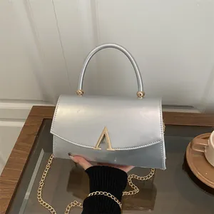 Sac bandoulière argenté chic avec boucle dorée en A et bandoulière pour femmes
