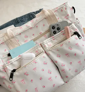 Detailoverzicht van bloemen tote bag met ritsvakken die interne opslag tonen