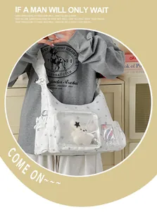 Detailansicht der weißen Canvas Ita-Bag mit Sterndruck und transparentem PVC-Fenster