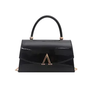 Sac à bandoulière minimaliste en cuir verni noir avec boucle dorée et bandoulière