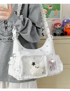 Detail der weißen Ita-Tasche mit Sternenprint, Klarsichtfenster und Rüschen-Schultergurt