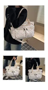 Detail van bloemen tote bag met ruime zakken en verstelbare schouderriem in gebruik