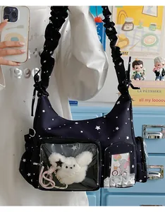 Detail der dunkelblauen Star-Pattern Ita-Tasche mit PVC-Fenster und Rüschen-Schultergurt