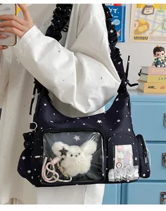 Detail der dunkelblauen Ita Bag mit transparentem Fenster und Rüschen-Schultergurt am Modell