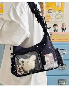 Detail der dunkelblauen Ita-Tasche mit Sternenprint, PVC-Fenster und schwarzem Rüschengurt