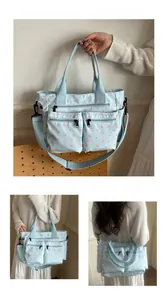 Detail van bloemen tote bag met meerdere zakken en verstelbare schouderriem