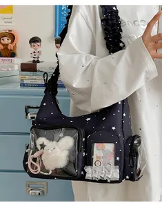 Detail der Sternen-Canvas-Itabag mit transparenten PVC-Fenstern und Spitzenverzierung
