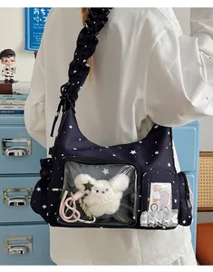 Detail der blauen Star-Print Ita Bag mit transparentem Fenster und Rüschen-Schultergurt